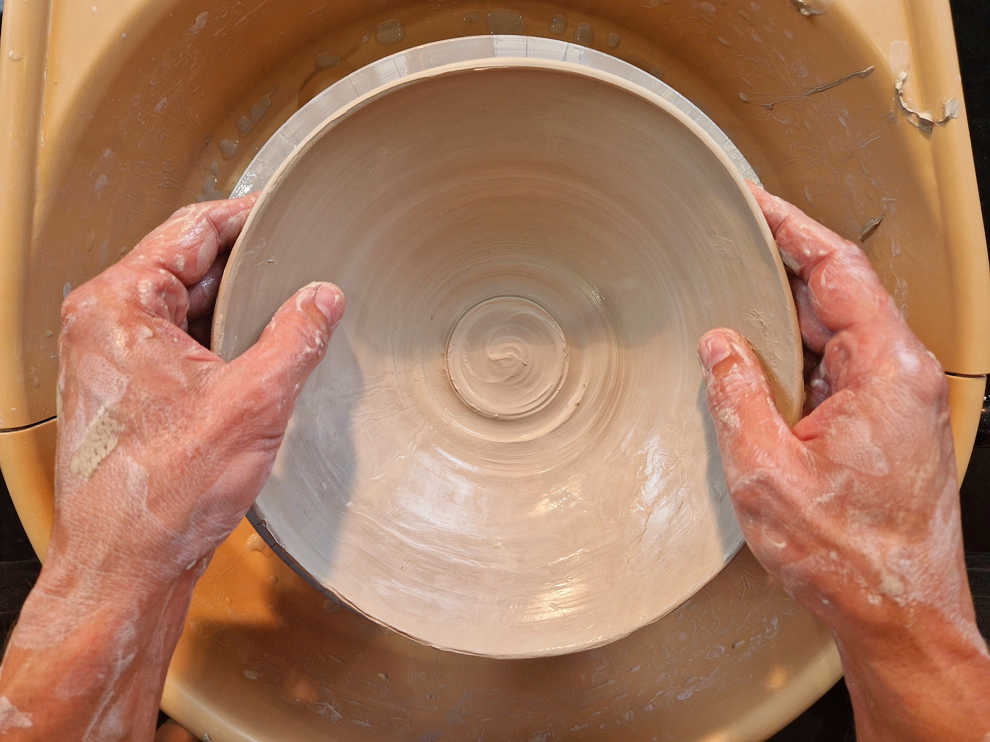 dłonie przy kole garncarskim